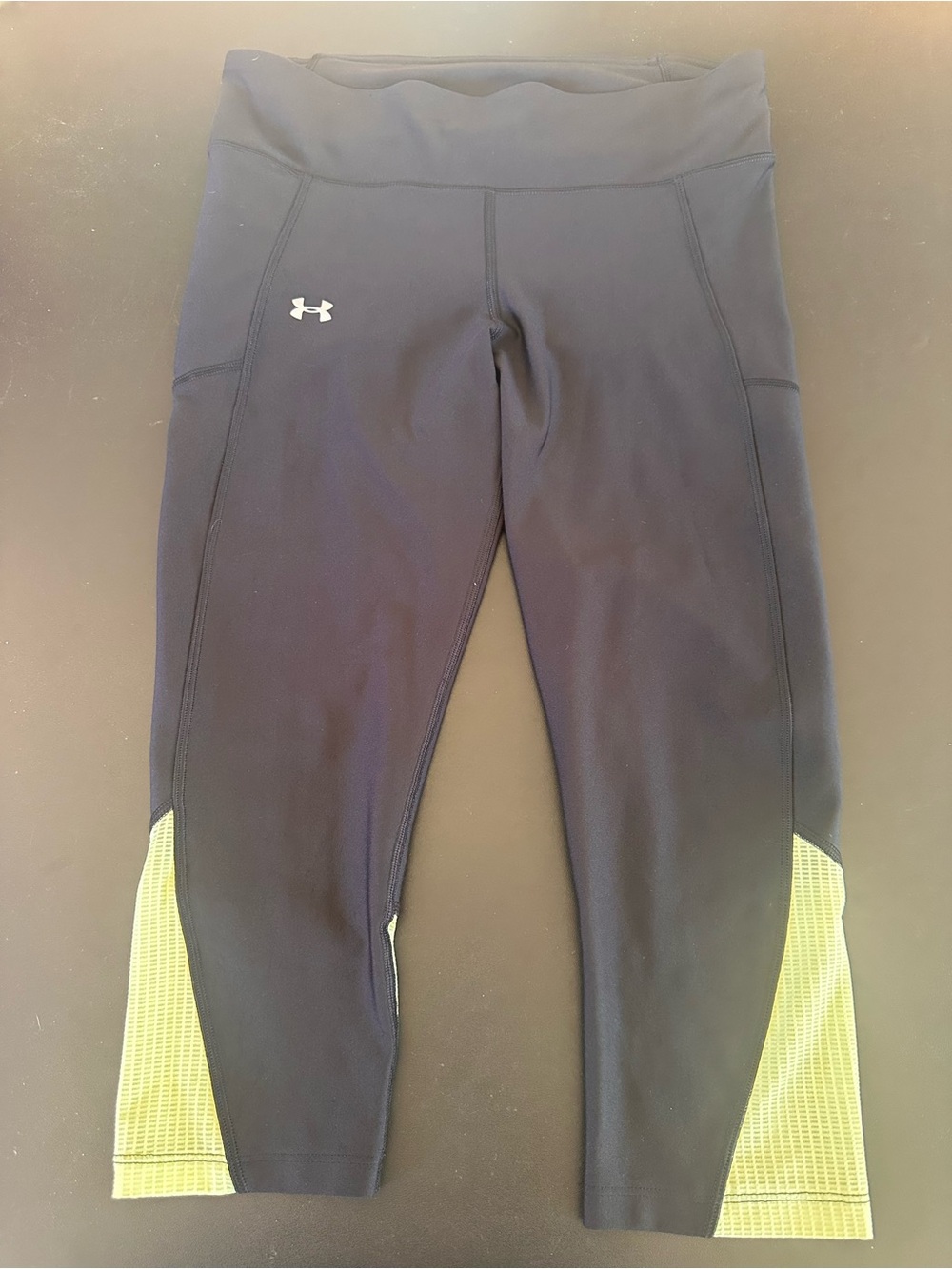 ⭐️ Under Armour med Black Capri Leggings with Lime Mesh Panels